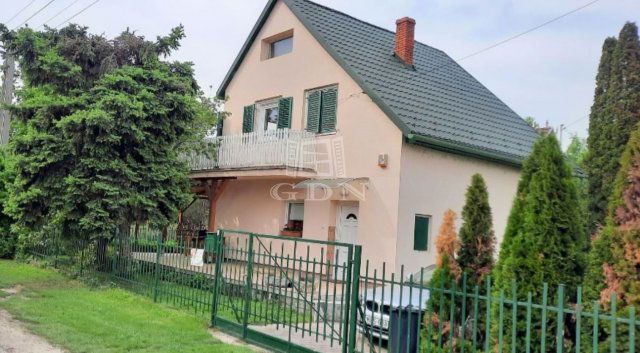 Eladó családi ház, Velencén 98 M Ft, 4 szobás