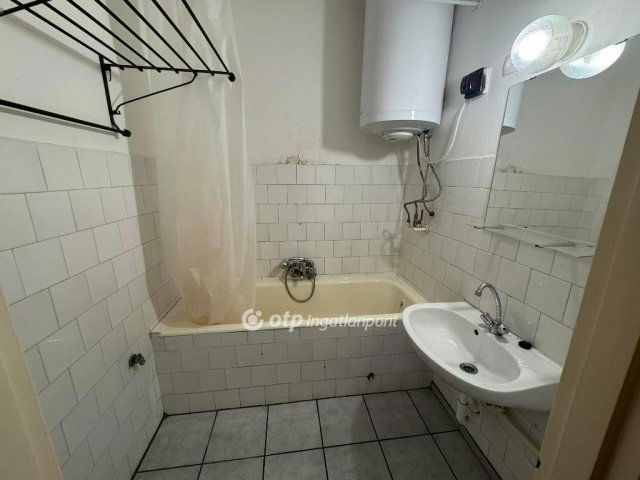 Eladó panellakás, Szekszárdon 37.5 M Ft, 1+2 szobás