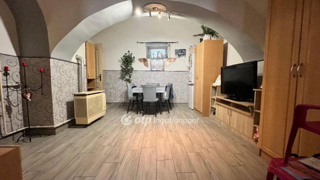 Eladó téglalakás, Pápán 25.8 M Ft, 2+1 szobás