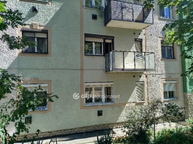 Eladó téglalakás, Pécsett 33.8 M Ft, 2 szobás