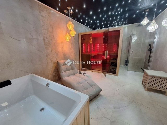 Eladó családi ház, Szadán 265 M Ft, 6 szobás