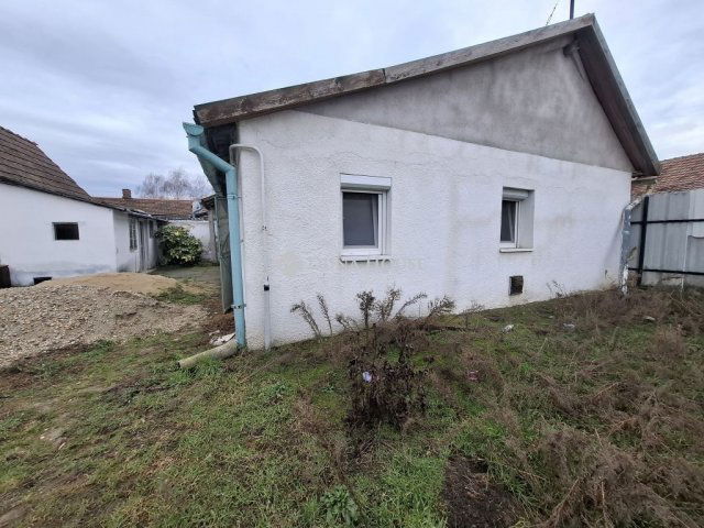 Eladó családi ház, Kiskunfélegyházán 18 M Ft, 2 szobás
