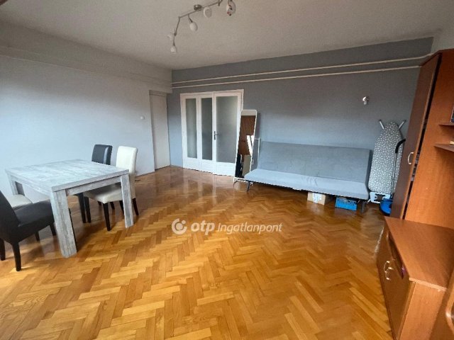 Kiadó téglalakás, albérlet, Pécsett 180 E Ft / hó, 3 szobás