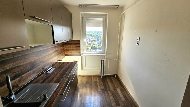 Eladó panellakás, Komlón, Kossuth Lajos utcában 23.9 M Ft