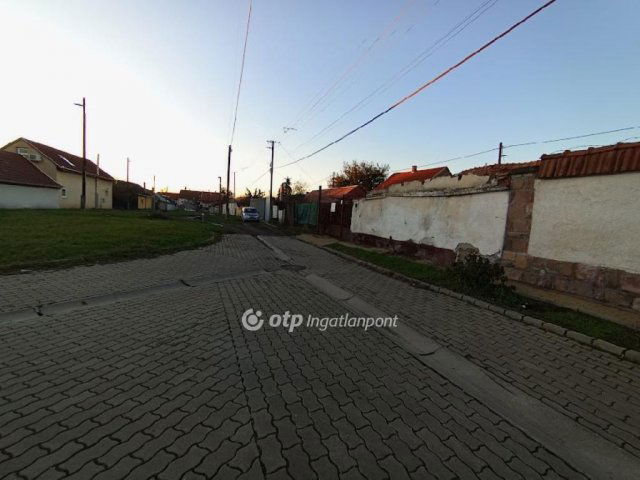 Eladó családi ház, Gyöngyösön 6.2 M Ft, 2 szobás