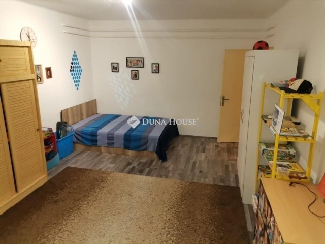 Eladó téglalakás, Pécsett 69.9 M Ft, 3 szobás