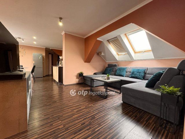 Eladó téglalakás, Pápán 43.9 M Ft, 3 szobás