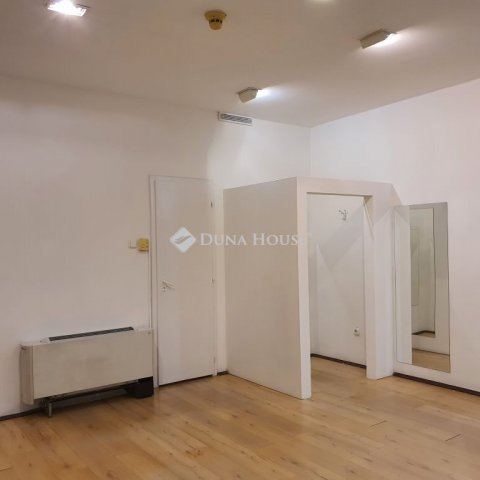 Eladó üzlethelyiség, Pécsett, Bajcsy-Zsilinszky utcában 22 M Ft