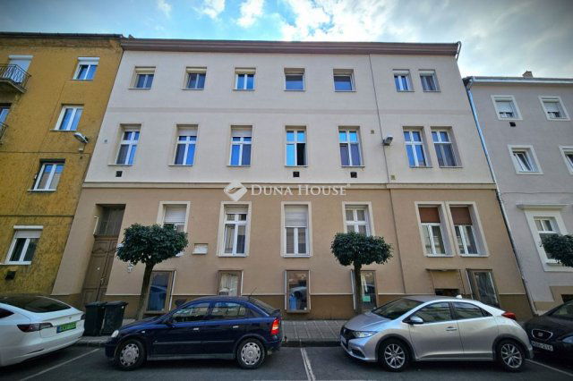 Eladó téglalakás, Győrött, Árpád úton 62.5 M Ft, 3 szobás
