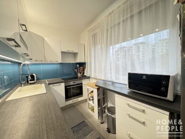 Eladó téglalakás, Szegeden 64.99 M Ft, 2+2 szobás