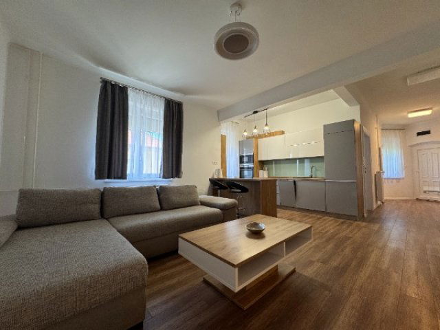 Kiadó téglalakás, albérlet, Pécsett, Petőfi utcában, 3 szobás