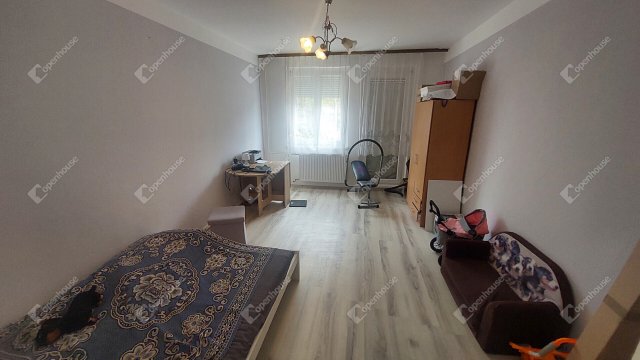 Eladó panellakás, Oroszlányban 46.99 M Ft, 3 szobás