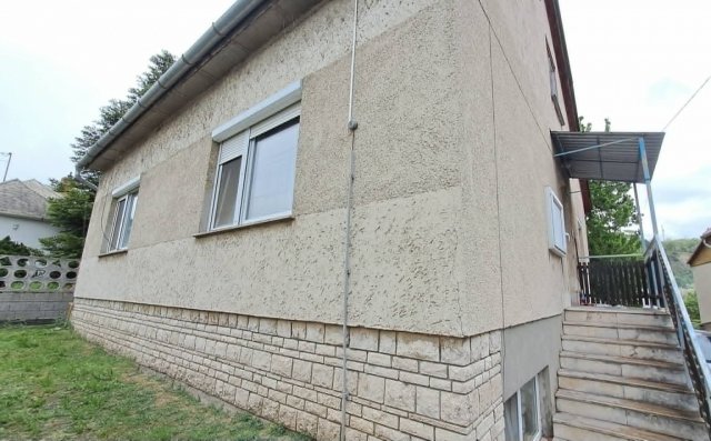 Eladó családi ház, Lábatlanon 64.9 M Ft, 3 szobás