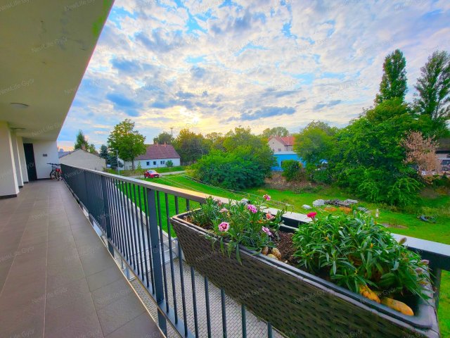 Eladó téglalakás, Győrött 87.7 M Ft, 2 szobás