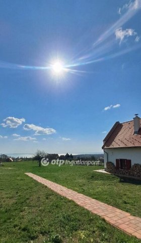 Eladó nyaraló, Balatonalmádiban 321 M Ft, 3+1 szobás