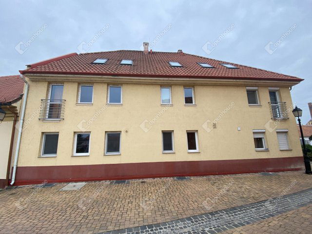 Eladó téglalakás, Mosonmagyaróváron 54.99 M Ft, 2 szobás