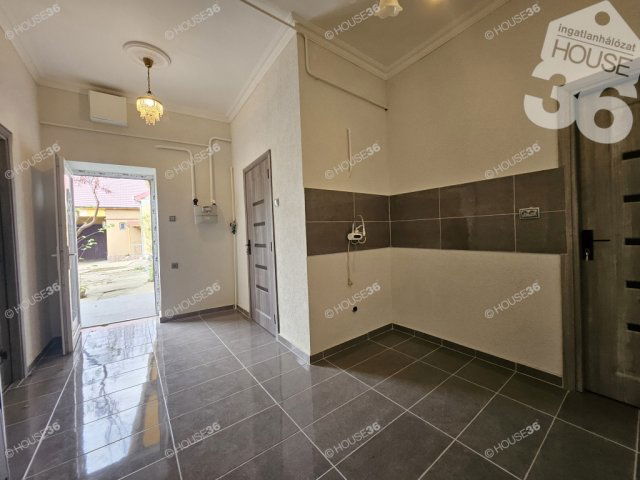 Eladó családi ház, Kecskeméten 38.9 M Ft, 1 szobás