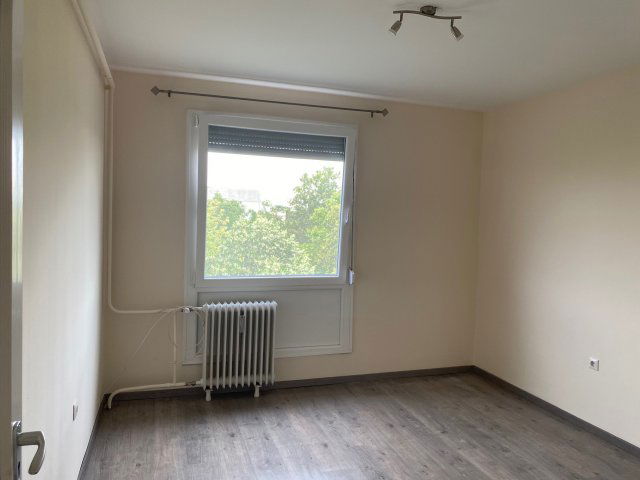 Eladó panellakás, Mohácson 36.4 M Ft, 3 szobás