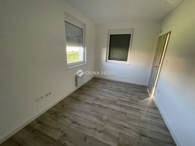 Eladó téglalakás, Tatán 88 M Ft, 4 szobás