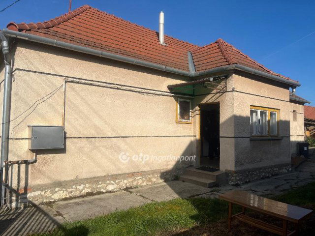 Eladó családi ház, Ajkán 31 M Ft, 1+1 szobás