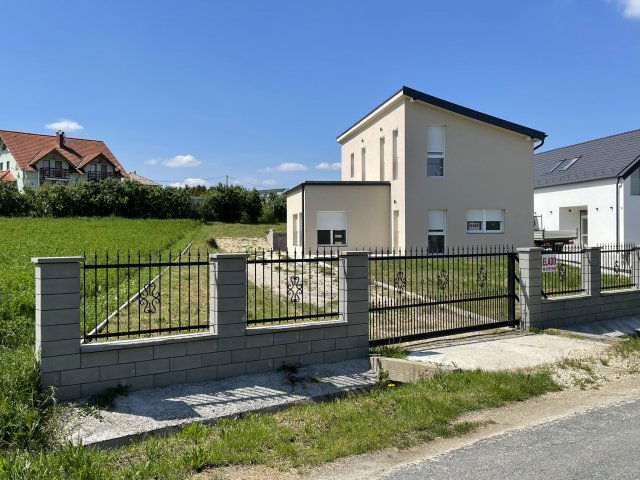 Eladó családi ház, Alsópáhokon 109 M Ft, 4 szobás