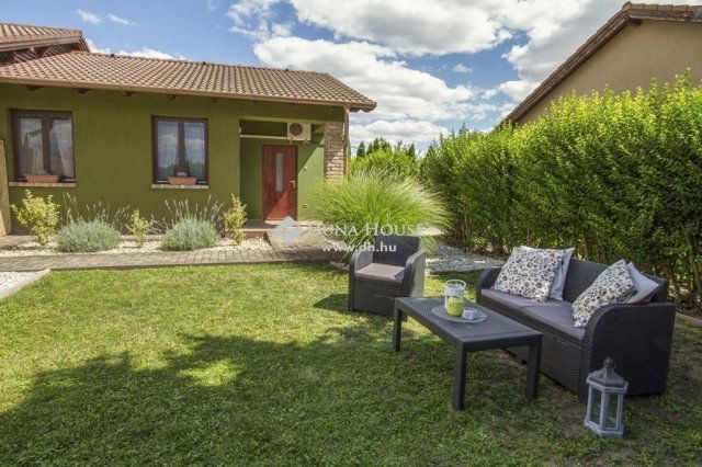 Eladó családi ház, Velencén 210 M Ft, 5 szobás