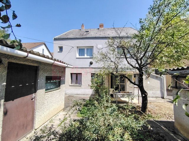 Eladó családi ház, Pécsett 90 M Ft, 4+1 szobás