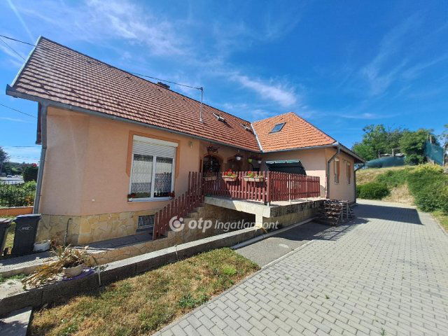 Eladó családi ház, Bakonyszentkirályon 97.5 M Ft, 2+6 szobás