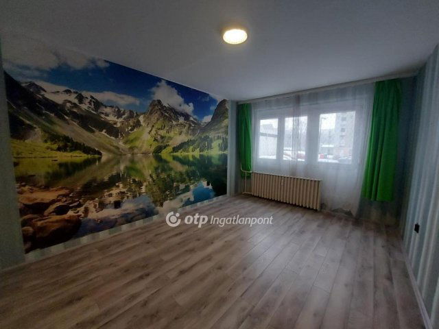 Eladó panellakás, Pécsett 56.8 M Ft, 3 szobás