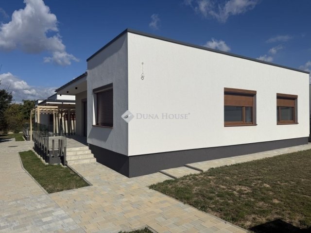 Eladó családi ház, Pécsett 115.99 M Ft, 4 szobás