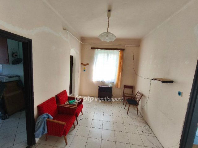 Eladó családi ház, Újszászon 17.5 M Ft, 3 szobás