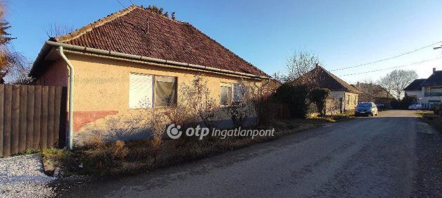 Eladó családi ház, Turán 29.9 M Ft, 2 szobás