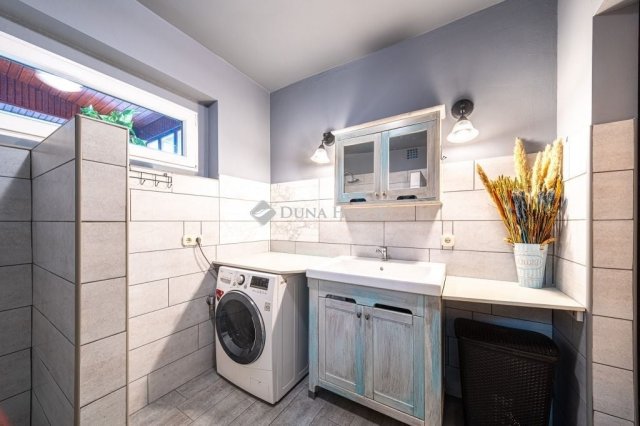 Eladó családi ház, Miskolcon 129.99 M Ft, 9 szobás