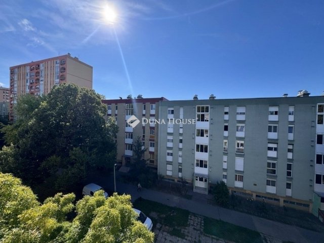 Eladó téglalakás, Pécsett 48.5 M Ft, 3 szobás