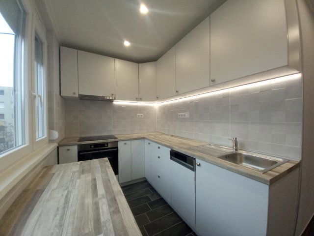 Eladó panellakás, Szegeden, Építő utcában 69.9 M Ft