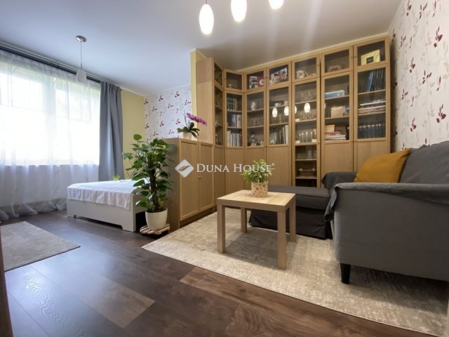 Eladó családi ház, Veszprémben 189.99 M Ft, 7 szobás