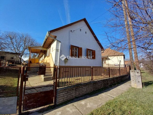 Eladó családi ház, Egyházaskozáron 6.5 M Ft, 3 szobás