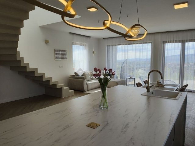 Eladó családi ház, Vácon 149.99 M Ft, 5 szobás