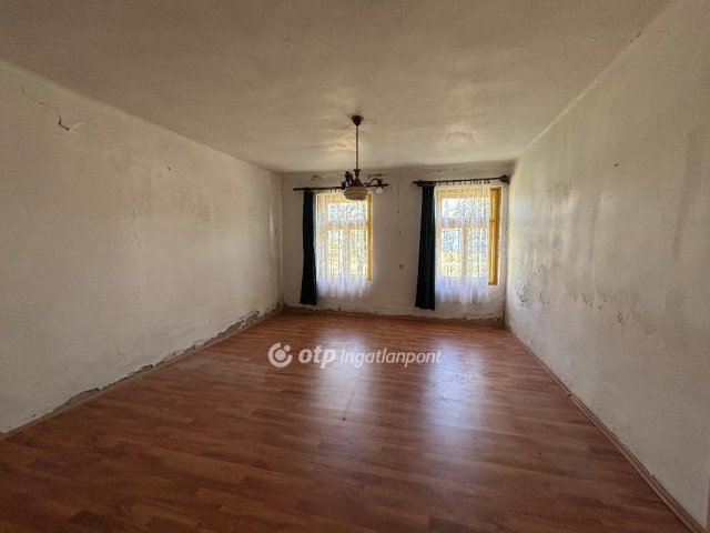 Eladó családi ház, Bakonyságon 20.9 M Ft, 2 szobás