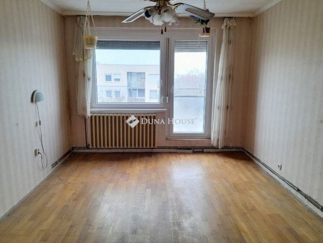 Eladó panellakás, Békéscsabán 32 M Ft, 4 szobás