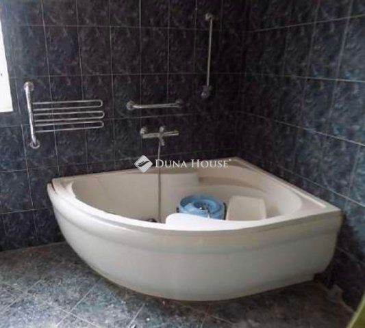 Eladó családi ház, Szentendrén 349.5 M Ft, 7 szobás