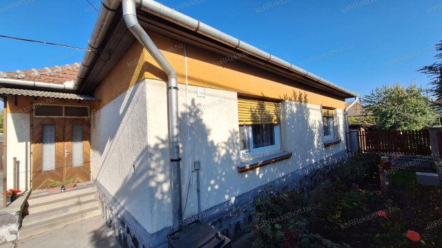Eladó családi ház, Jászberényben 37.5 M Ft, 2 szobás