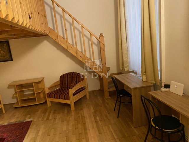 Eladó téglalakás, Budapesten, VI. kerületben 75.9 M Ft, 1 szobás