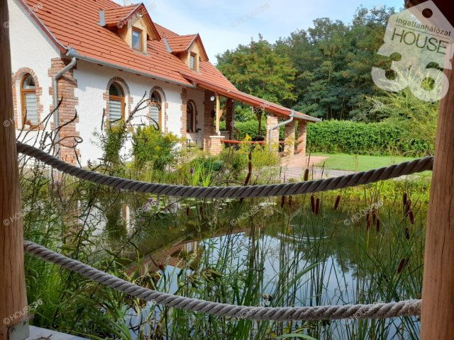 Eladó családi ház, Szentkirályon 699 M Ft, 8 szobás