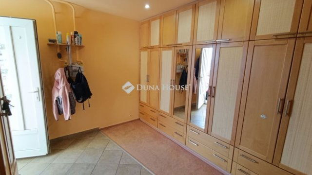 Eladó téglalakás, Mohácson 78.499 M Ft, 5 szobás