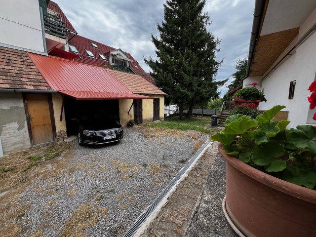 Eladó üzlethelyiség, Pécsett 44.9 M Ft, 4 szobás