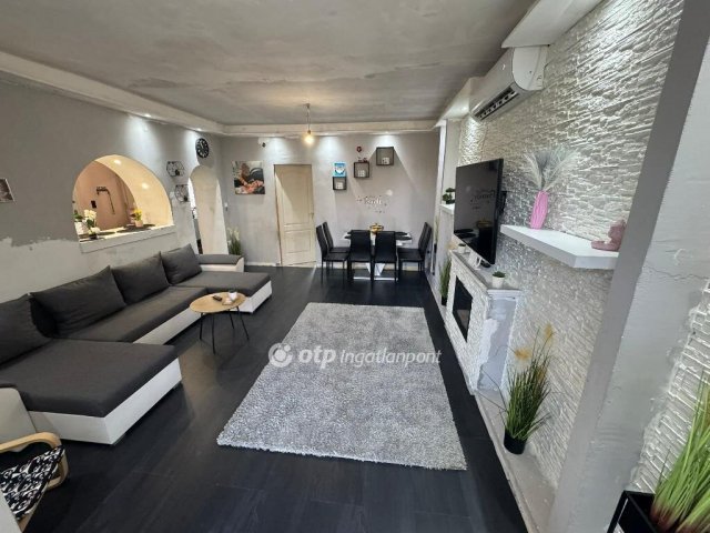 Eladó családi ház, Tápiószentmártonon 19.9 M Ft, 2 szobás