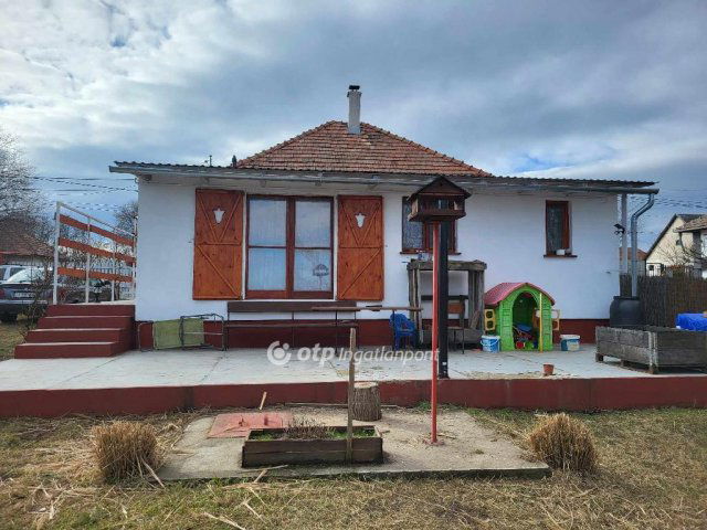 Eladó családi ház, Tóalmáson 31.9 M Ft, 2 szobás
