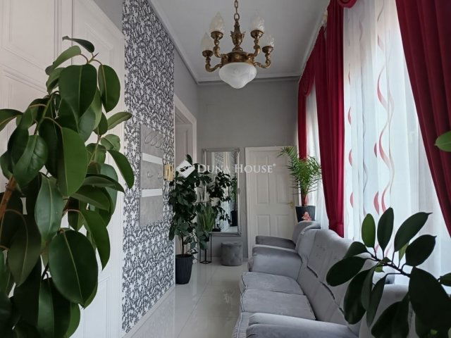 Eladó családi ház, Szegeden 269 M Ft, 6 szobás