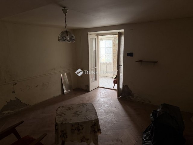 Eladó téglalakás, Szegeden 23 M Ft, 1 szobás